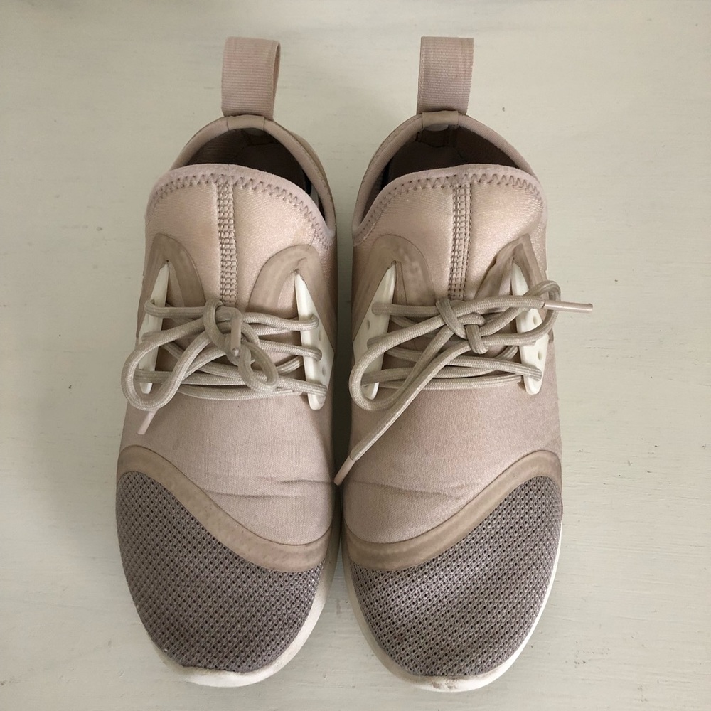 Nike Cream lunar solo shoe